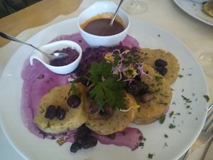 Bread dumplings sliced with red cabbage at Radieschen in Darmstadt