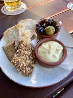 Bread, vegan Aioli, olives   at Radieschen in Darmstadt