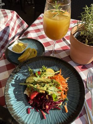Mixed salad, bread with hummus, and (already half drunk) port wine based ginger cocktail    at Tassajara in Hamburg