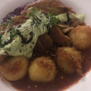 Ein gefühltes Weihnachtsessen: vegane Ente (soooo gut) mit Klößen und Rotkraut  at Hiller in Hannover