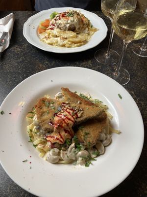 Pfeffersteak (hinten) und Bandnudeln mit Champignoncreme und Saitan.  at Hiller in Hannover