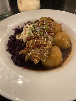 Vegane Ente mit Rotkohl und Klößen   at Hiller in Hannover
