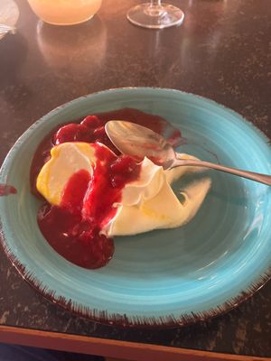 Pfirsich Schaum mit Himbeeren   at Hiller in Hannover