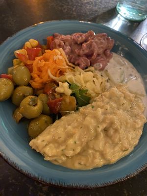 Buffet lohnt sich: diverse Salate und Vorspeisen wie Rührei, Antipasti etc.  at Hiller in Hannover