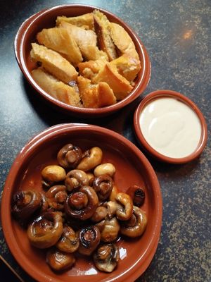 Sehr leckere Champions mit Knoblauchtunke at Hiller in Hannover