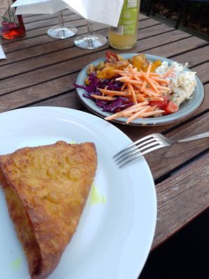 Samosa und Salat vom Buffet at Hiller in Hannover