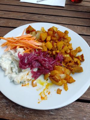 Nudelsalat, Salat und Kartoffeln, sowie Sojageschnetzeltes vom Buffet at Hiller in Hannover