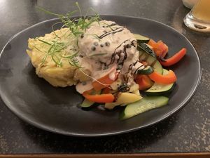 Pfeffersteak mit Gratin at Hiller in Hannover