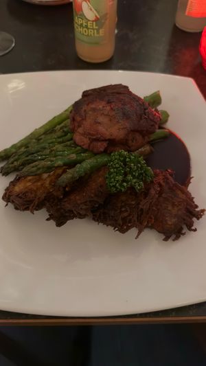 Steak mit Rösti und Spargel  at Hiller in Hannover