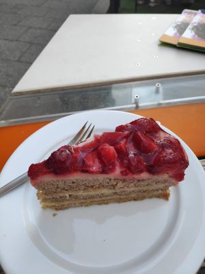 Vegan strawberry cake at Ignaz in Munich