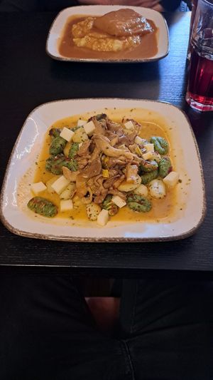 Vegane Hauptspeise: zweierlei Gnocchi mit "Mozzarella" und Pilzen at Ignaz in Munich
