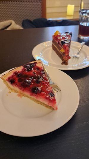 Vegane Kuchen: Käse-Beeren-Kuchen und Schoko-Beeren-Torte at Ignaz in Munich