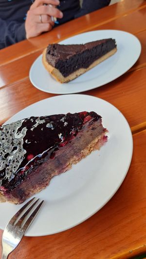 Schoko-Tarte und Johannisbeer-"Käse"-Schoko-Kuchen at Ignaz in Munich