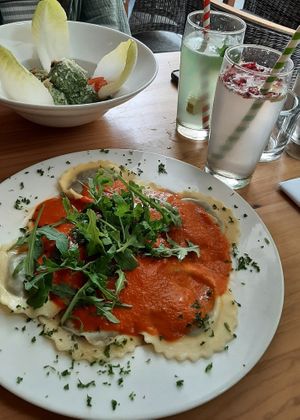 Ravioli mit Kartoffel-Trüffelpesto-Füllung, Tomatensauce und Rucola 🥰 (Das andere sind die Spinat-Ricotta-Knödel, war wohl auch lecker) at Prinz Myshkin City in Munich