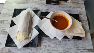 Coconut/tomato soup and Arabic roll at Lord in Dortmund