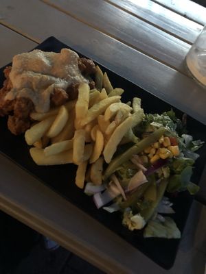 Sojaeiweiß, Kichererbsen-Soße, Pommes, Salat at Lord in Dortmund