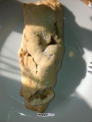 Shortcrust pastry pie, filled with apples and raisins (vegan); 2.00€ at CafeBistro Mundial in Hagen