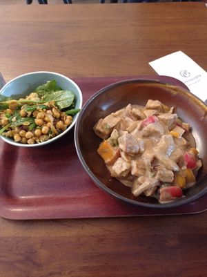 Ensalada de garbanzos y tofu con verduras en salsa at Cornucopia in Dublin