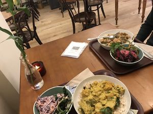 tutto vegano, se le porzioni non fossero state cosí abbondanti avrei provato anche qualche dolce!  at Cornucopia in Dublin