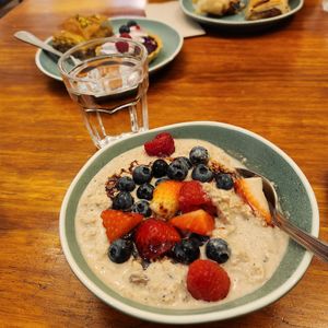 Yummy overnight (cold) oats with fruit at Cornucopia in Dublin