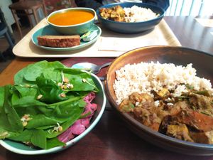 Curry con arroz y ensalada/ con sopa y pan at Cornucopia in Dublin