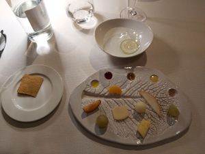 Fruit and dips and crackers at Joia Alta Cucina Naturale in Milan