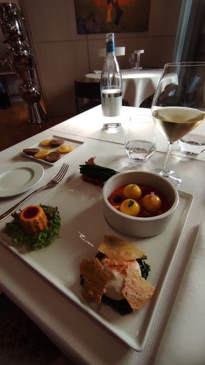 Piatto quadro con calice abbinato at Joia Alta Cucina Naturale in Milan