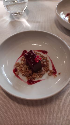 Dessert: dolce al cioccolato, crumble di nocciole, salsa ai frutti rossi. at Joia Alta Cucina Naturale in Milan