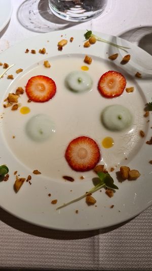 Gazpacho alla thailandese, con crema di piselli e scorza di limone, fragole, granella di noci di macadamia e germogli, con gocce di olio piccante at Joia Alta Cucina Naturale in Milan