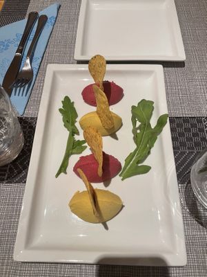 Antipasto di hummus alla curcuma e alla barbabietola con nachos  at Clorofilla in Bologna