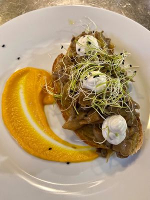 Crostone con funghi e tzatziki di mandorle vegano at Un Ramerino in Florence