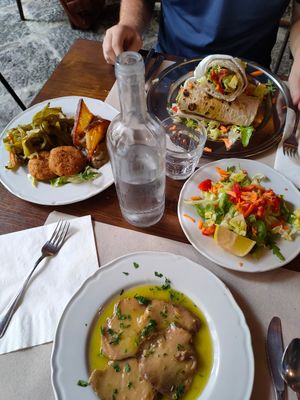 Scaloppina di seitan al limone, sebab (kebab di seitan) e tris di contorni at Amico Bio - Un Sorriso Integrale in Naples