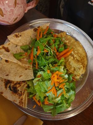 Hummus with tortilla bread at Amico Bio - Un Sorriso Integrale in Naples