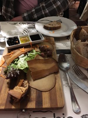 Vegan salami and olive starter platter at Amico Bio - Un Sorriso Integrale in Naples