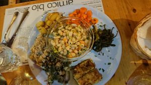 Main: Large mixed salad plate at Amico Bio - Un Sorriso Integrale in Naples