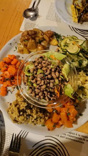 Vegan large plate at Amico Bio - Un Sorriso Integrale in Naples