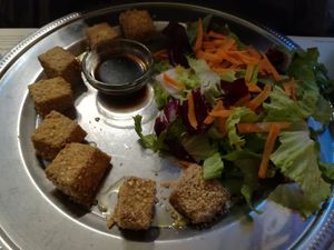 Tofu breaded in sesame and salad at Amico Bio - Un Sorriso Integrale in Naples