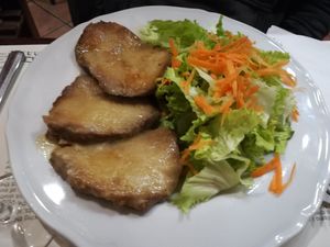 Seitan cuttlets with salad at Amico Bio - Un Sorriso Integrale in Naples