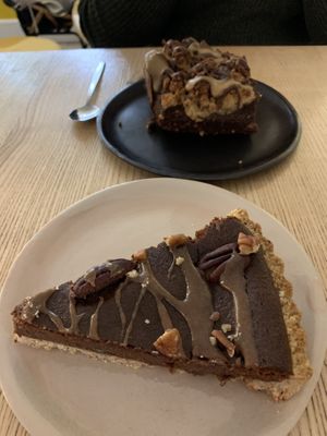 Vegan pecan pie and brookie at Sovaga in Toulouse