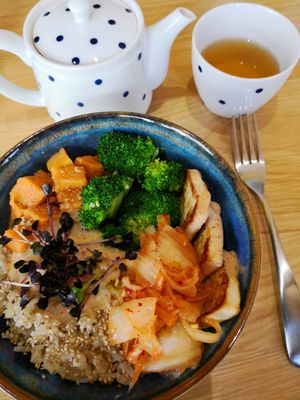 Kimchi bowl and Pretty Lady tea at Harmonie Bowl & Juice in Strasbourg