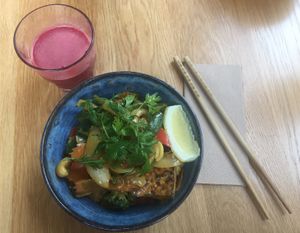 Beetroot, carrot, apple & ginger juice and the curry bowl 😍 at Harmonie Bowl & Juice in Strasbourg