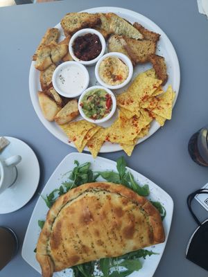 4 salsas and the calzone at Jardin Urbano in Valencia