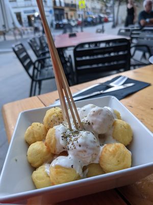 Papas Noisette: 
deliciosas bolitas de papa crujientes con queso crema at Jardin Urbano in Valencia