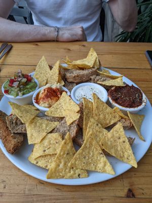 Tabla de 4 salsas
hummus , guacamole , sobrasada y queso acompañado de pan tostado y nacho. at Jardin Urbano in Valencia