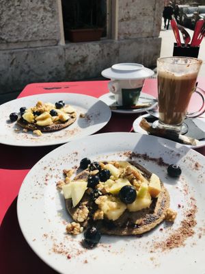 Delicious Banana Pancakes and great service 😋  at Jardin Urbano in Valencia