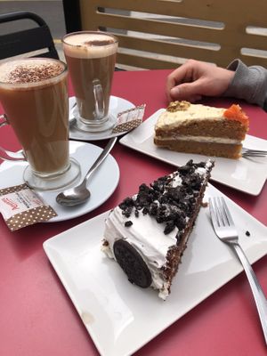 Different plantbased milk options, cake looked nice but was a bit tasteless.  at Jardin Urbano in Valencia