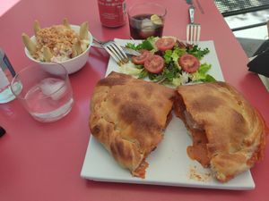 Focaccia y ensaladilla con vuna at Jardin Urbano in Valencia