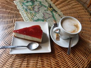 Cheesecake + coffee with oat milk at Jardin Urbano in Valencia