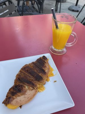 Croissant de jamón y queso  at Jardin Urbano in Valencia