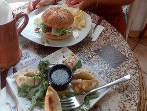 Hamburguesa de soja y gyozas at Jardin Urbano in Valencia